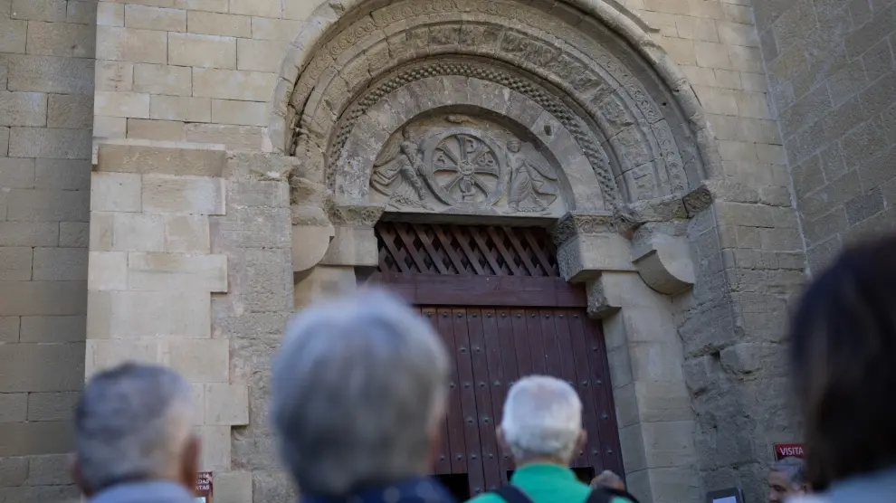 Participantes en una visita guiada en Huesca delante de la iglesia de San Pedro el Viejo.