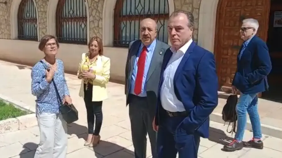 Clemens Tönnies -primero por la derecha-, junto al alcalde de Calamocha, Manuel Rando, en una visita a la localidad.