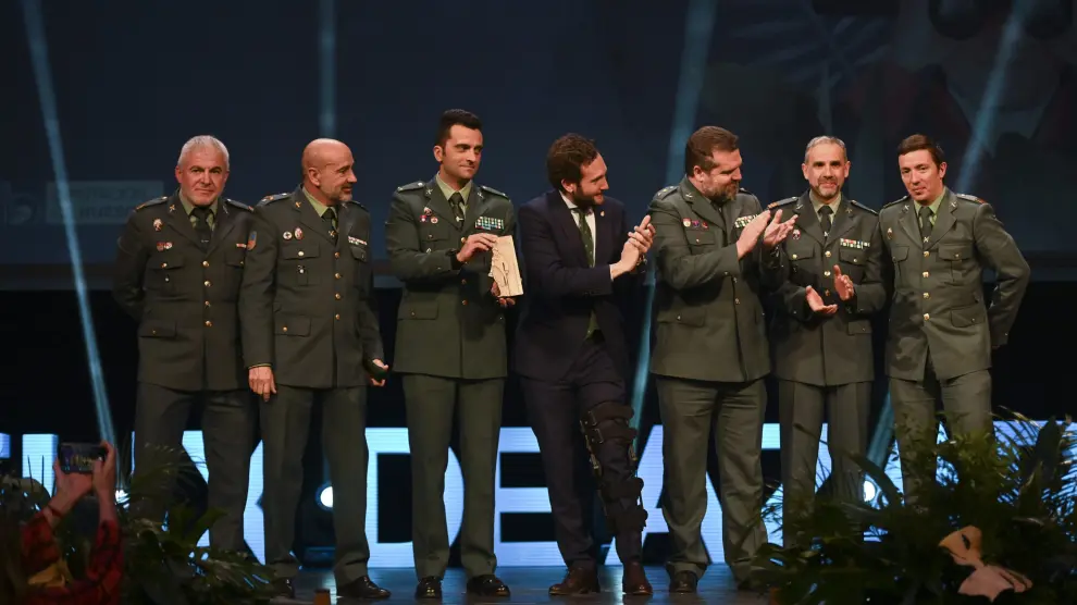 El presidente de la DPH, Isaac Claver, con los guardias civiles de los Greim de Huesca en el escenario del Olimpia.