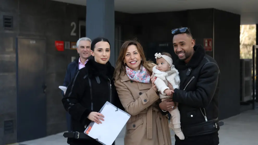 La alcaldesa de Zaragoza, Natalia Chueca, con una de las familias que ha recibido este viernes las llaves de las viviendas sociales del edificio Flumen.