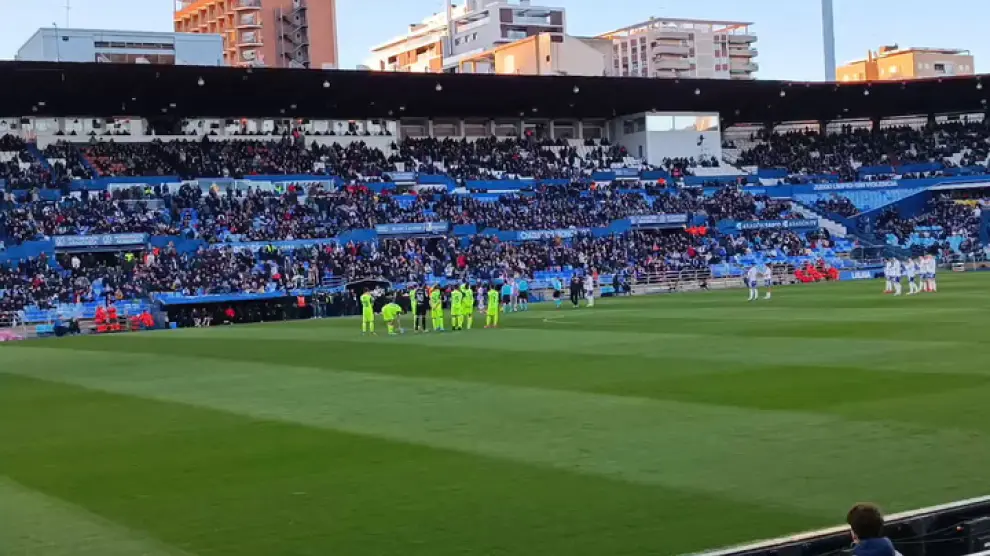 Los exconcursantes de 'Operación Triunfo' zaragozanos, Naiara y Juanjo, han hecho el saque de honor en la Romareda, antes del partido del Real Zaragoza contra el Amorebieta.