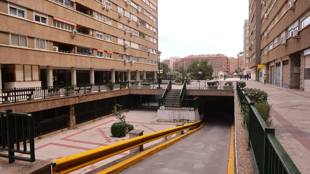 Acceso al aparcamiento de Parque Roma por la calle Vicente Berdusán en el que hay instalados cinco sintecho.