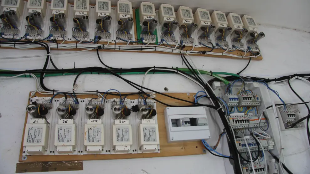 Contadores manipulados en una instalación donde se ha detectado un fraude eléctrico.
