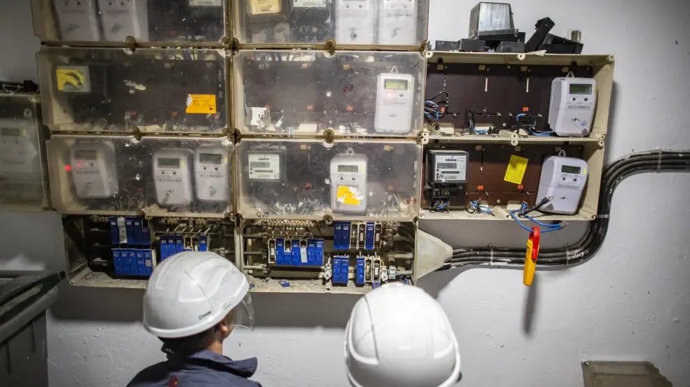 Contadores manipulados en una instalación en la que Endesa ha detectado un fraude eléctrico.