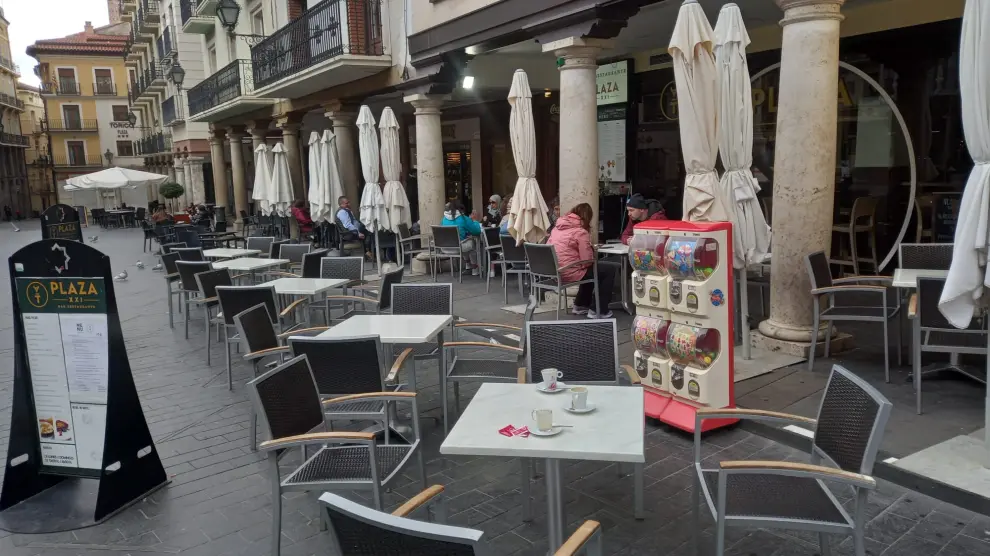 Terrazas de bares en la plaza del Torico, uno de los espacios con más mesas de la ciudad.