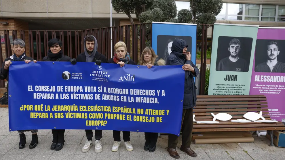 Representantes de varias asociaciones de víctimas de abusos en la Iglesia, como Infancia Robada y la Fundación Justice Initiative, se concentran este lunes en Madrid frente a la sede de la Conferencia Episcopal (CEE).