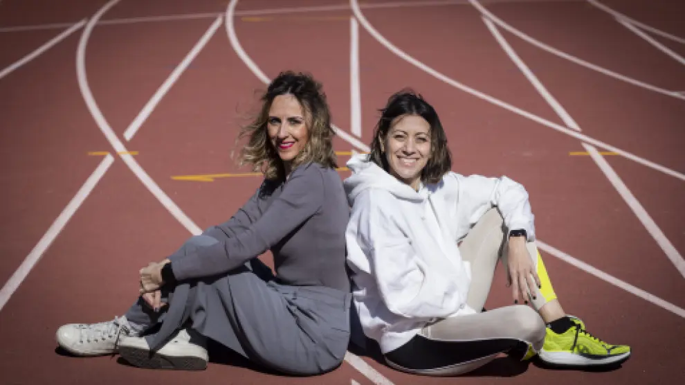 Soraya Moreno e Isabel Macías, amigas desde la infancia, en la pista de atletismo de La Granja en Zaragoza