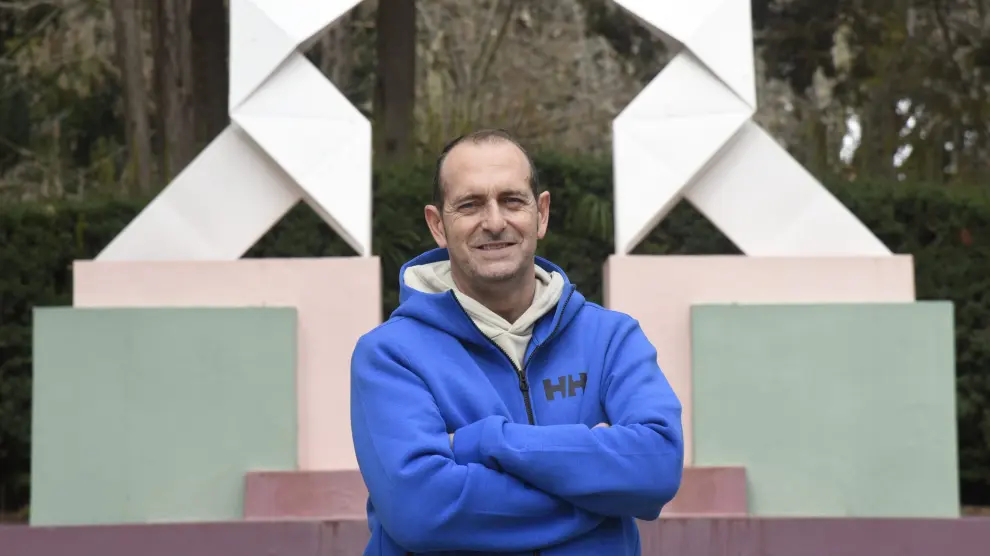 José Francisco Nolasco, entrenador del Bada Huesca, delante del monumento a las Pajaritas.