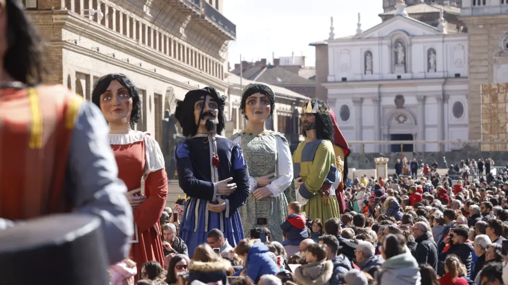 Salida de los gigantes y cabezudos en la plaza del Pilar por el 25 aniversario de la Comparsa de Zaragoza