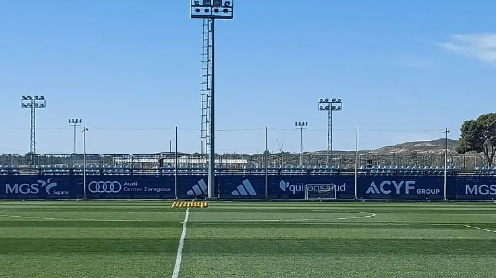 Los balones, juntos y quietos en mitad del campo de entrenamientos del Real Zaragoza, en esta mañana de miércoles.