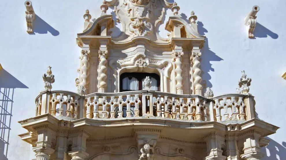 Detalle de la fachada de un palacio en la calle más bonita de Europa.