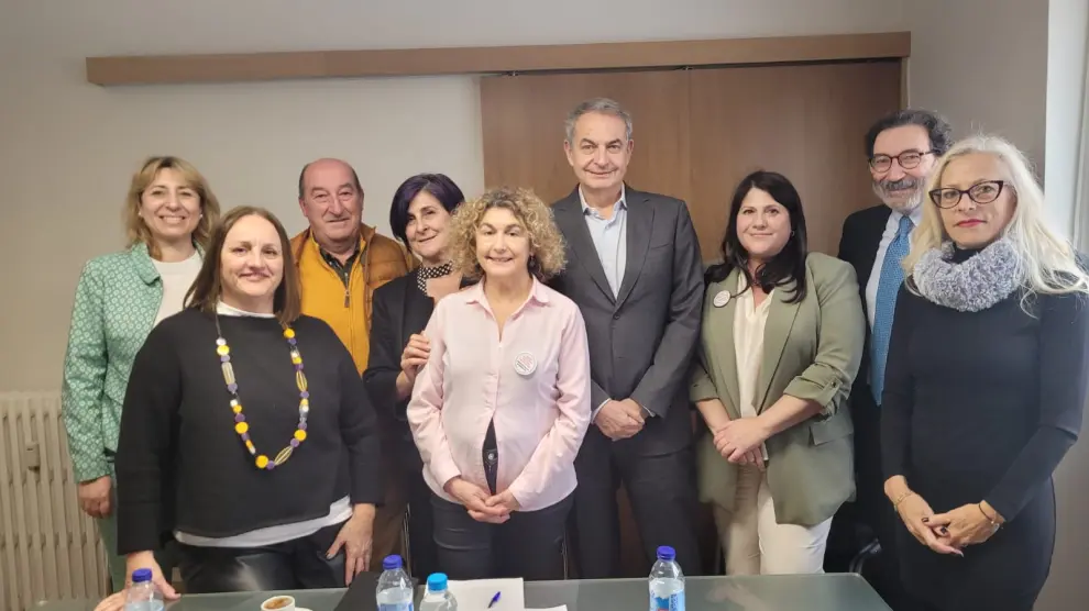 Procuradores del movimiento que pide pensiones justas en una reunión con José Luis Rodríguez Zapatero en Madrid.