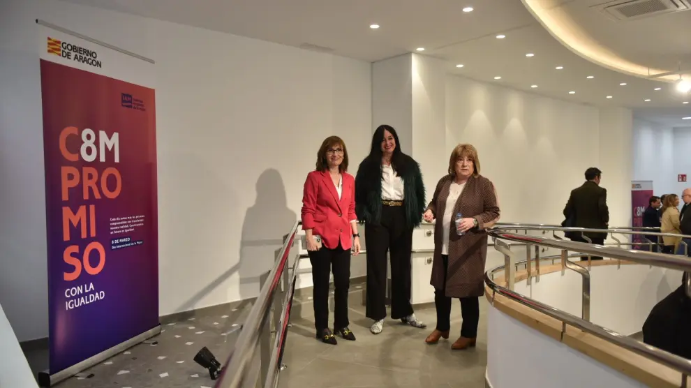 De izquierda a derecha, la directora del IAM, la alcaldesa y la consejera, en la visita al centro de crisis de Huesca.