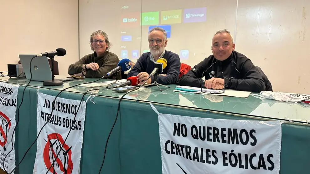 Portavoces de las plataformas Teruel Existe y A Favor de los Paisajes y de la Fundación del Quebrantahuesos al presentar el recurso contencioso.
