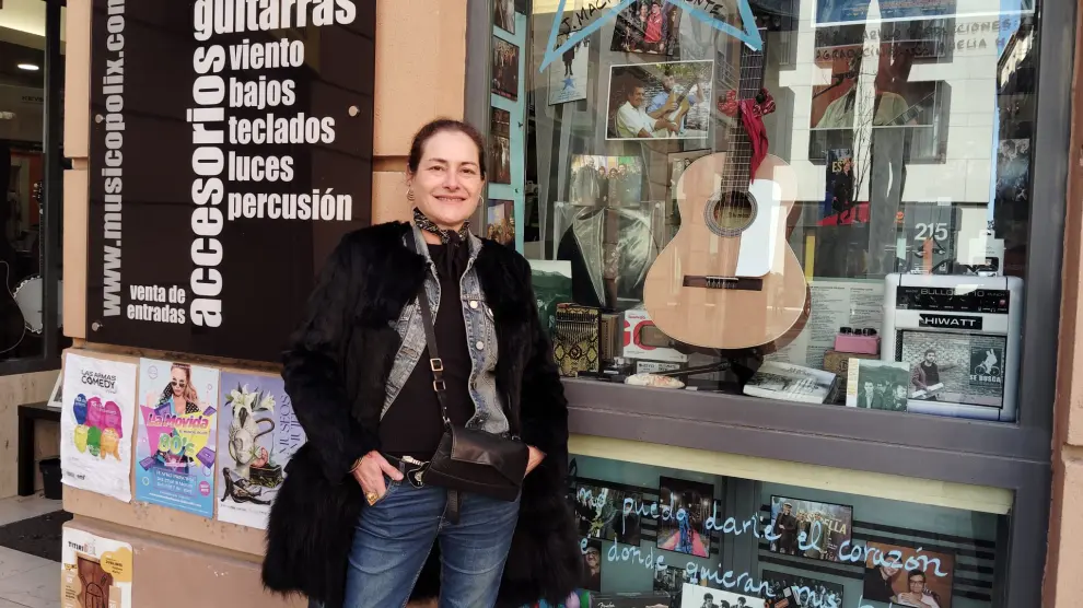 Gabriela Añaños, dueña de Musicópolis, con el escaparate dedicado a 'La estrella azul'.