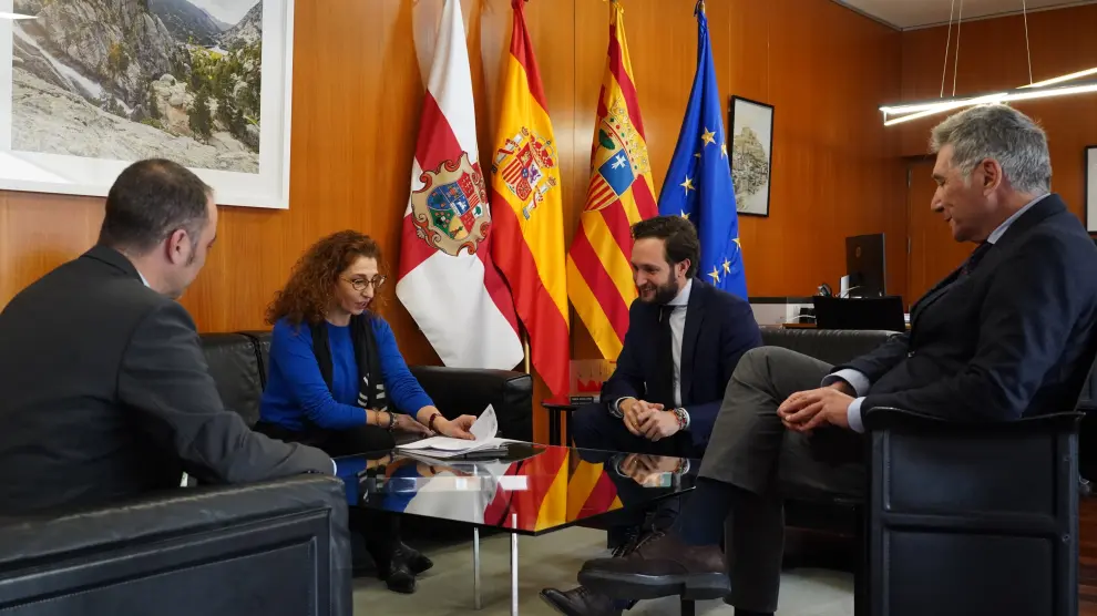 Susana Villacampa junto al presidente y otros cargos de la Diputación.