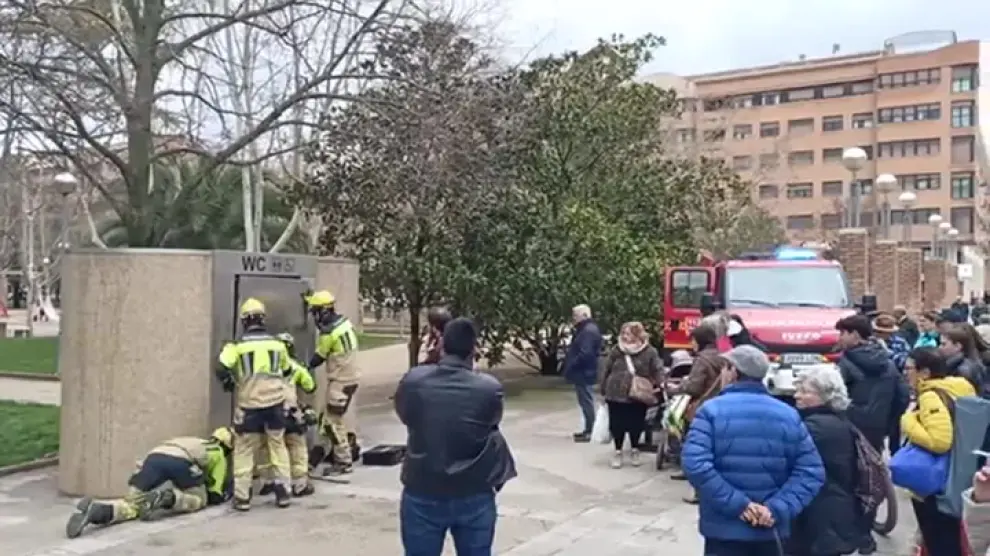 Los profesionales del servicio de emergencias han tenido que cortar con una sierra mecánica la puerta del servicio ubicado en la plaza de Europa.