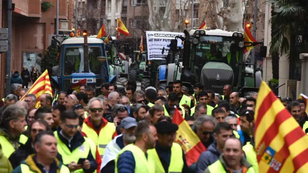 Tractorada de protesta de la plataforma HEGA por las calles de Huesca.