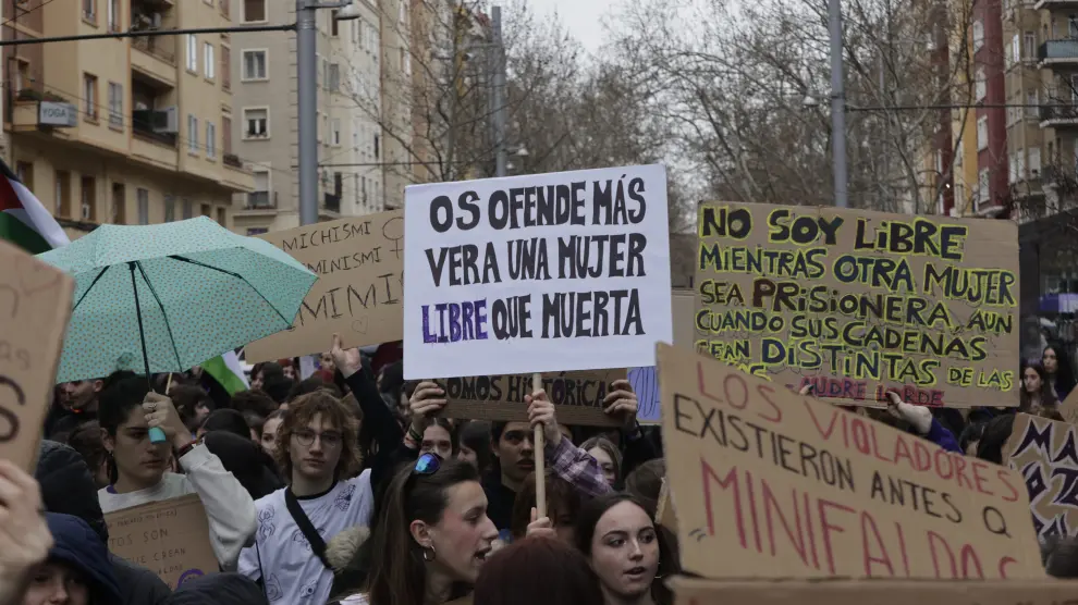 Un momento de la marcha estudiantil del 8-M celebrada este viernes en Zaragoza
