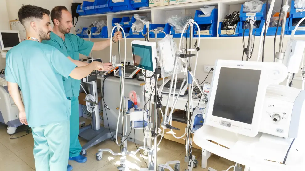 Dos profesionales sanitarios junto a varios respiradores en el servicio de Neumología del Hospital Miguel Servet de Zaragoza.