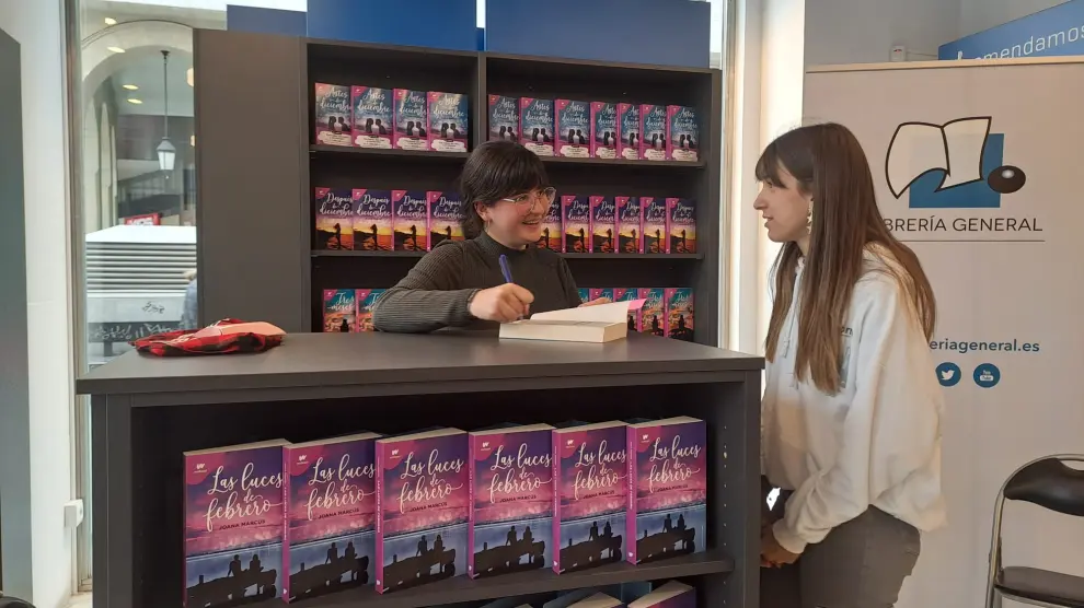 La escritora Joana Marcús durante la firma de libros, este sábado en la Librería General de Zaragoza.