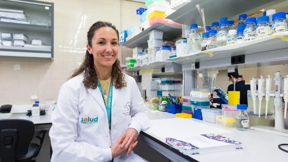 La investigadora Beatriz Parejo, en el laboratorio del Hospital Miguel Servet de Zaragoza donde desarrolla su trabajo.