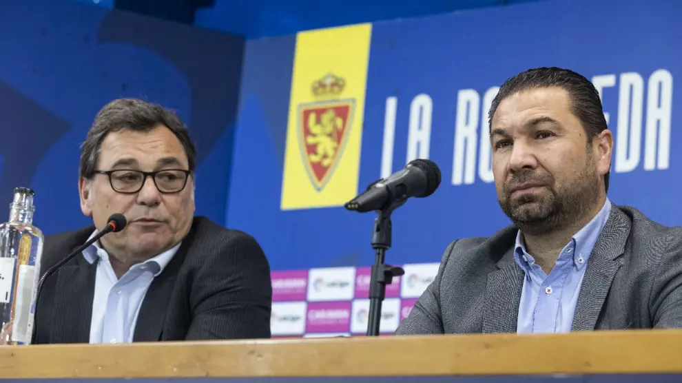 Raúl Sanllehí y Juan Carlos Cordero, director general y director deportivo del Real Zaragoza, en una rueda de prensa reciente.