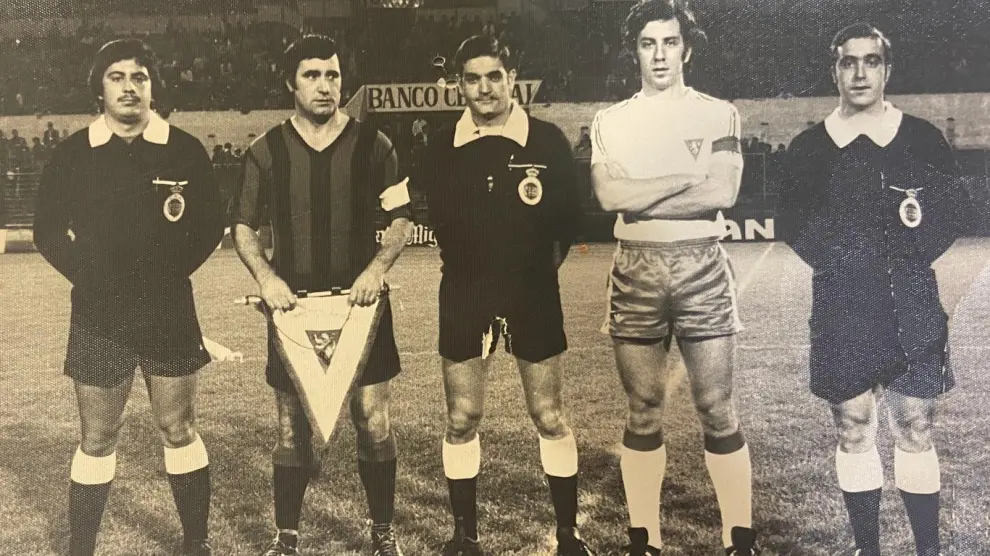 Ángel Frechoso, en el centro de la imagen, como árbitro de un partido del Deportivo Aragón, con Emilio Suárez como capitán,