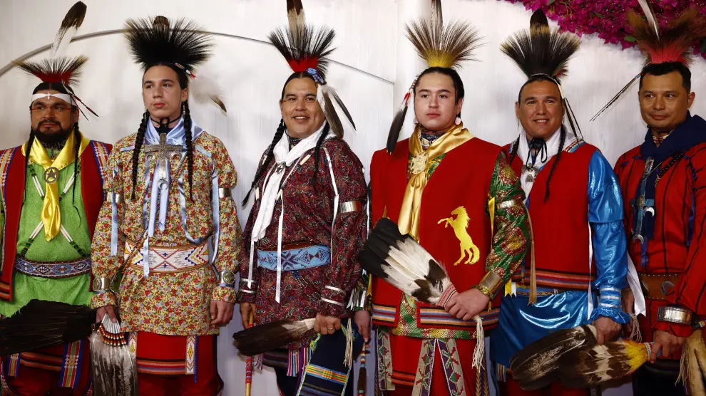 Miembros de Osage Nation posan a su llegada a la gala.