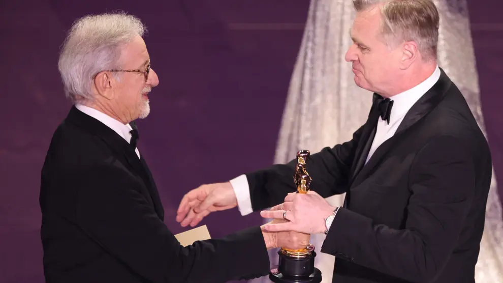 Christopher Nolan accepts the Oscar for Best Director for Oppenheimer from presenter Steven Spielberg during the Oscars show at the 96th Academy Awards in Hollywood, Los Angeles, California, U.S., March 10, 2024. REUTERS/Mike Blake [[[REUTERS VOCENTO]]]