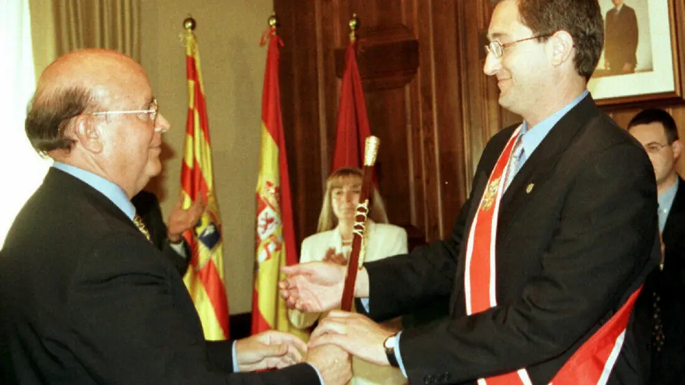Ricardo Torres, a la izquierda, al tomar posesión en su primer mandato con el alcalde Manuel Blasco.