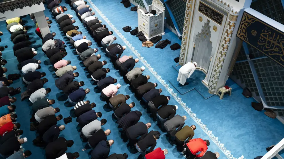 Musulmanes rezando en el comienzo del mes del Ramadán