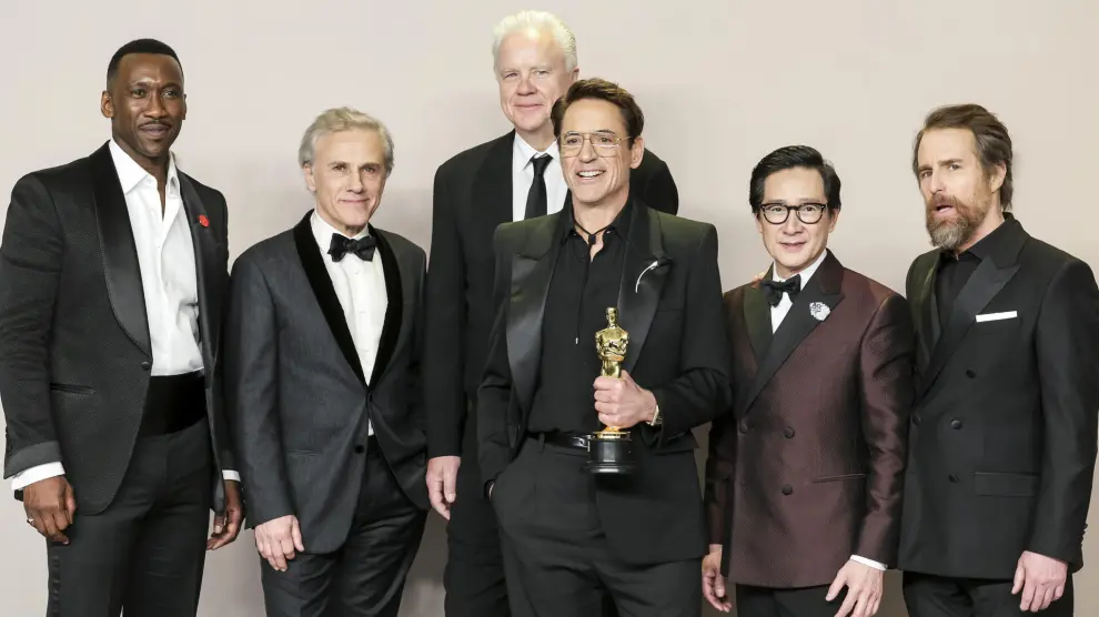 Los Angeles (United States), 10/03/2024.- Robert Downey Jr. (3-R), winner of the Oscar for Best Supporting Actor for 'Oppenheimer,' poses with (L-R) Mahershala Ali, Christoph Waltz, Tim Robbins, Ke Huy Quan, and Sam Rockwell in the press room during the 96th annual Academy Awards ceremony at the Dolby Theatre in the Hollywood neighborhood of Los Angeles, California, USA, 10 March 2024. The Oscars are presented for outstanding individual or collective efforts in filmmaking in 23 categories. EFE/EPA/ALLISON DINNER