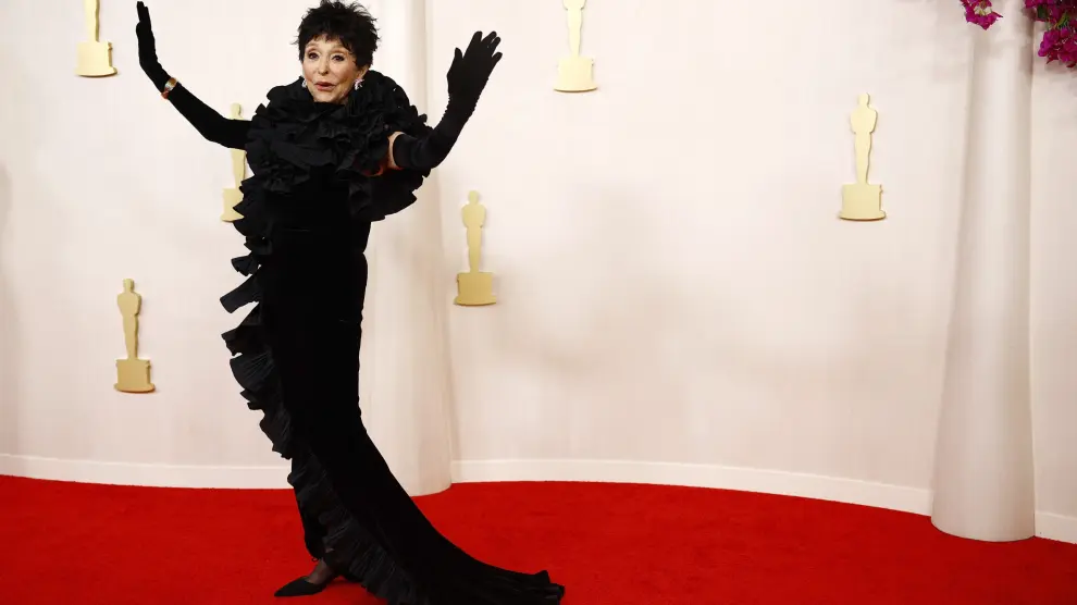 Rita Moreno en la alfombra roja de los Óscar