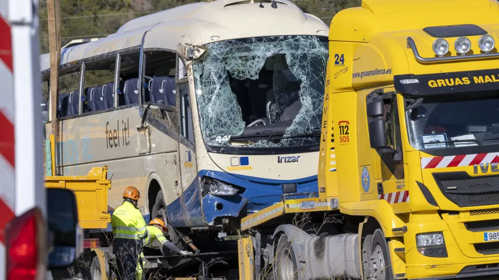 Una grúa retira el autobús del Imserso que ha sufrido este lunes un vuelco en el este de Mallorca.