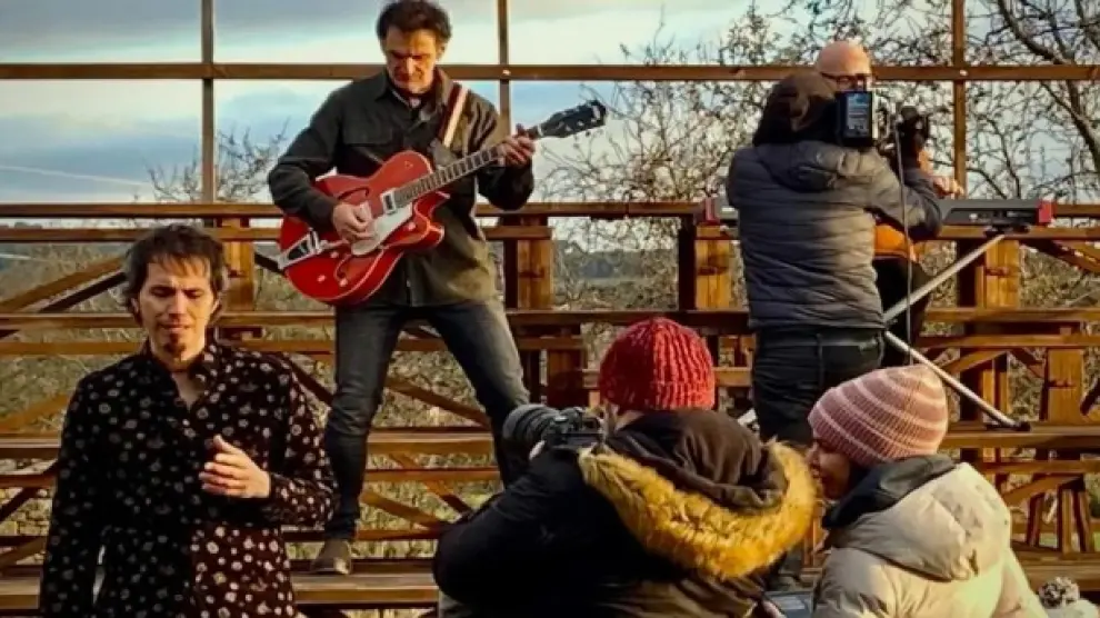 Rodaje del vídeo en Murillo de Gállego. Abajo a la izquierda, David Angulo; a la guitarra, José Luis Arrazola; abajo a la derecha, Paula Ortiz.