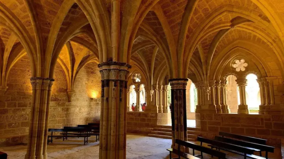 Interior del impresionante Monasterio de Piedra