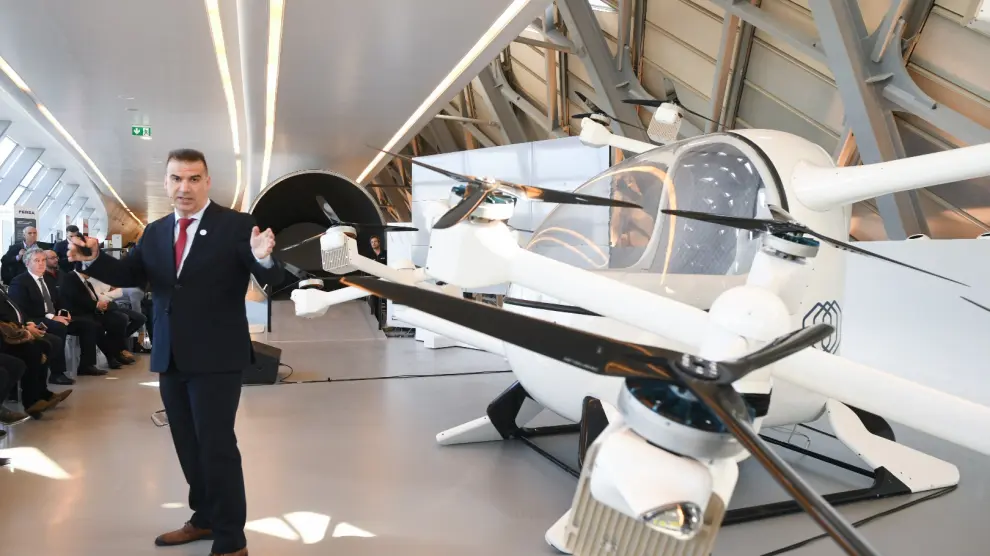 Gustavo Rodríguez, CTO (jefe de Tecnología) de Crisalion Mobility, presentanto el aerotaxi en el pabellón puente de la Expo.