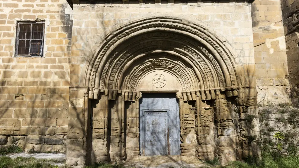 Portada románica de la iglesia del monasterio de Casbas.