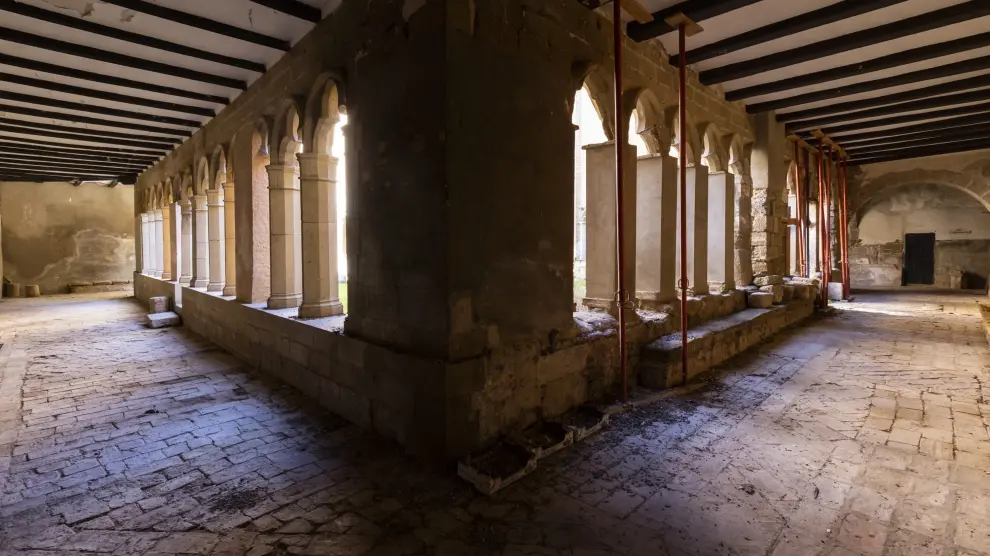 Claustro del monasterio de Casbas. A la izquierda de la imagen, uno de sus laterales, ya restaurado. A la derecha, otro sin restaurar, aún apuntalado para evitar desprendimientos.