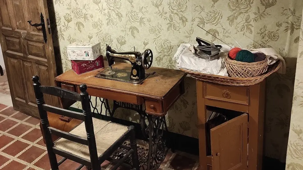 Una antigua máquina de coser en una de las habitaciones del museo de la vivienda del minero.