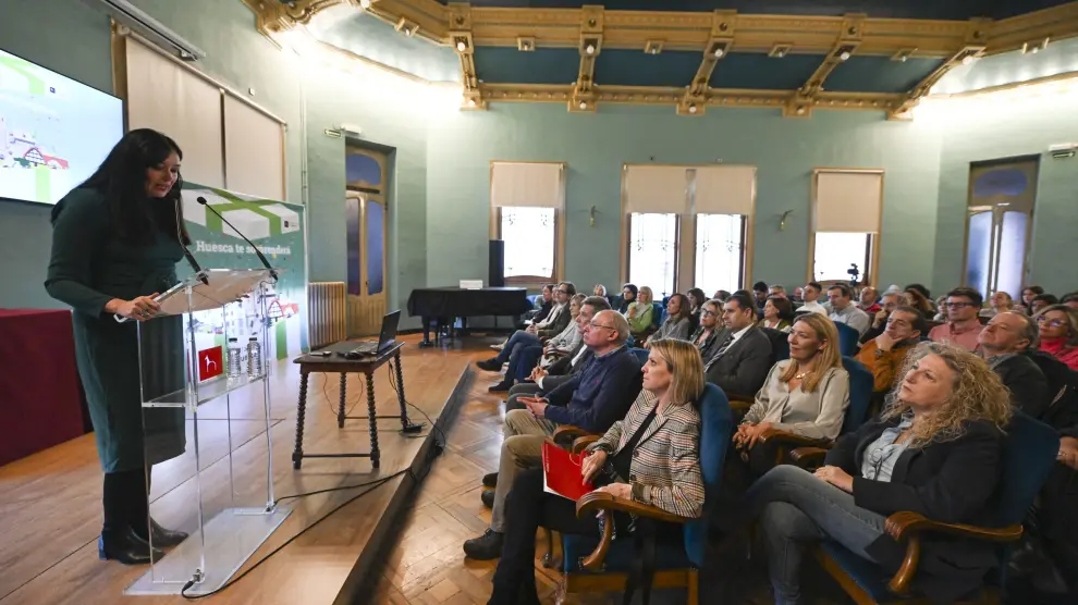 Políticos, hosteleros, comerciantes y empresarios, en la presentación de la nueva estrategia turística del Ayuntamiento de Huesca.
