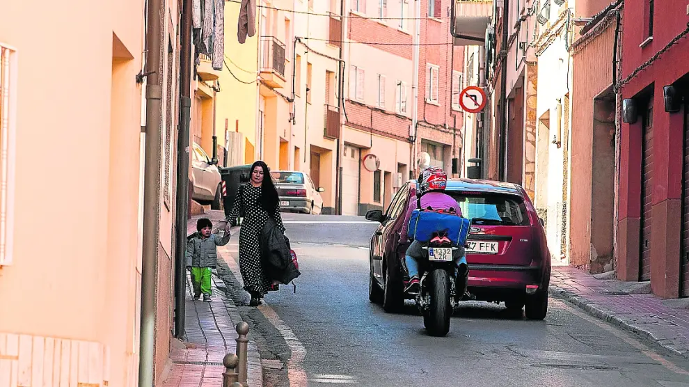 La calle Fuentebuena, estrecha y con aceras exiguas o impracticables, registra un tráfico creciente.