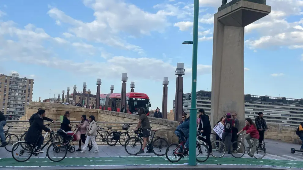Despliegan una alfombra que simula dar continuidad al carril bici en Echegaray, junto al Puente de Piedra de Zaragoza.