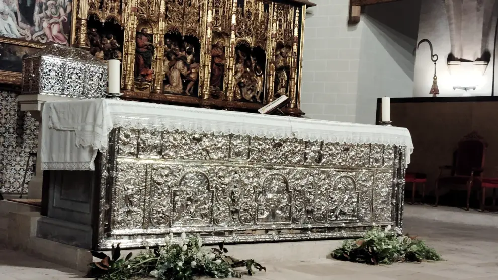 El brillo de la plata destaca en el altar mayor de la iglesia de San Pablo