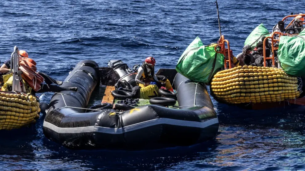 Una embarcación hinchable en la que fueron rescatados 25 migrantes por el barco Ocean Viking de la organización SOS Mediterráneo.