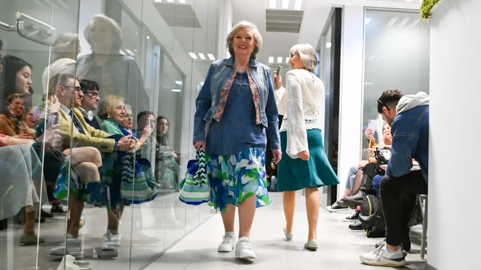 Mujeres de 50 a 81 años desfilan con sus creaciones.