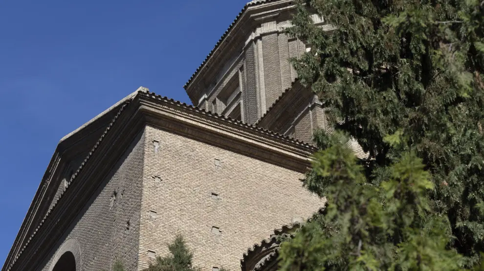 La fachada de la iglesia desde la calle de Camón Aznar, donde se produjo el desprendimiento.