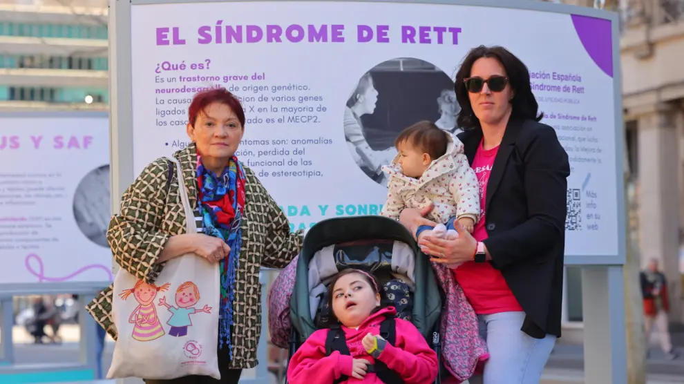 Rebeca, a la derecha, con su sobrina en brazos y su hija Sara, afectada por el síndrome de Rett, y Fina Roselló.