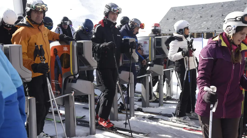 El rey Felipe VI, esquiando este sábado, 16 de marzo, en la estación de Formigal, en el Pirineo aragonés